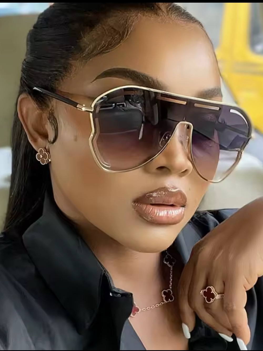 Stylish Gold-Trim Black Gradient Women's Aviator Sunglasses
